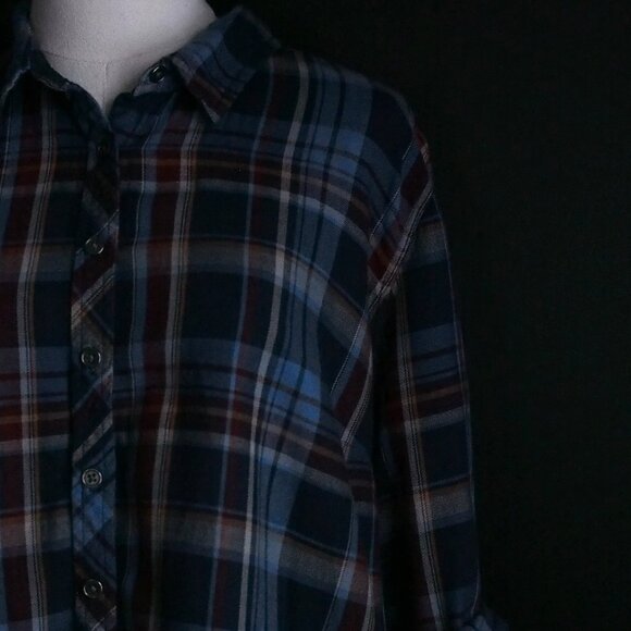 Northern Reflections | Plaid Shirt w Long Roll-Up Sleeves - Picture 3 of 7